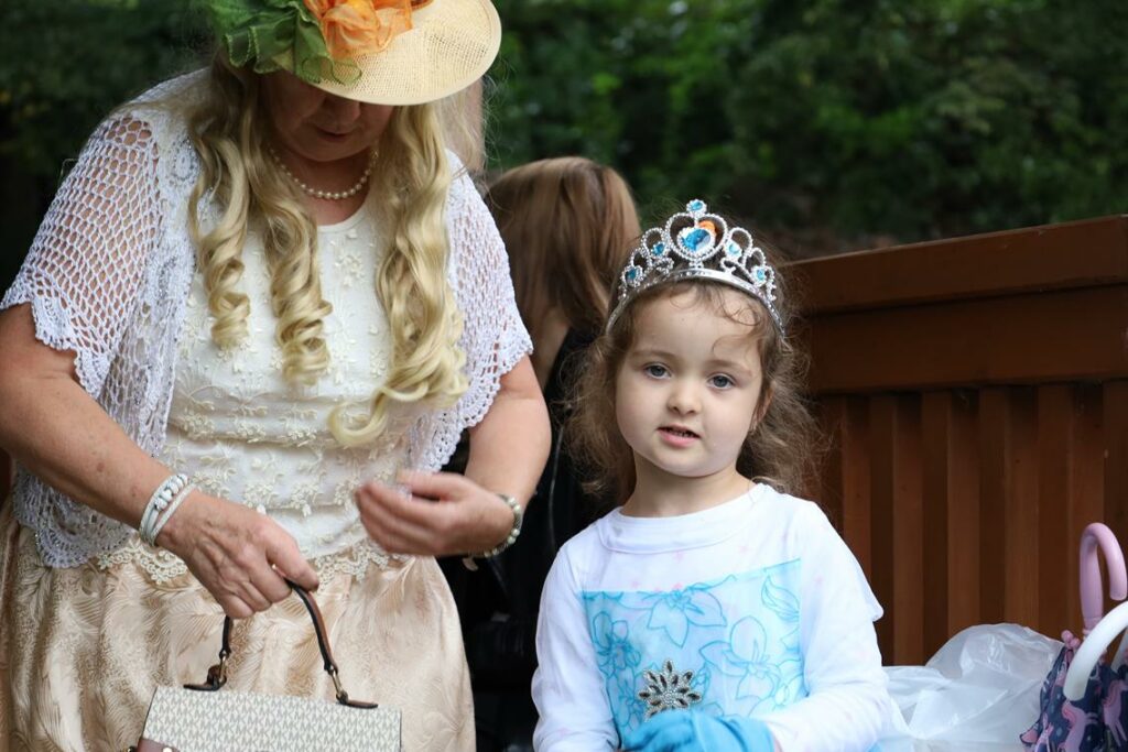 dziewczynka w stroju księżniczki