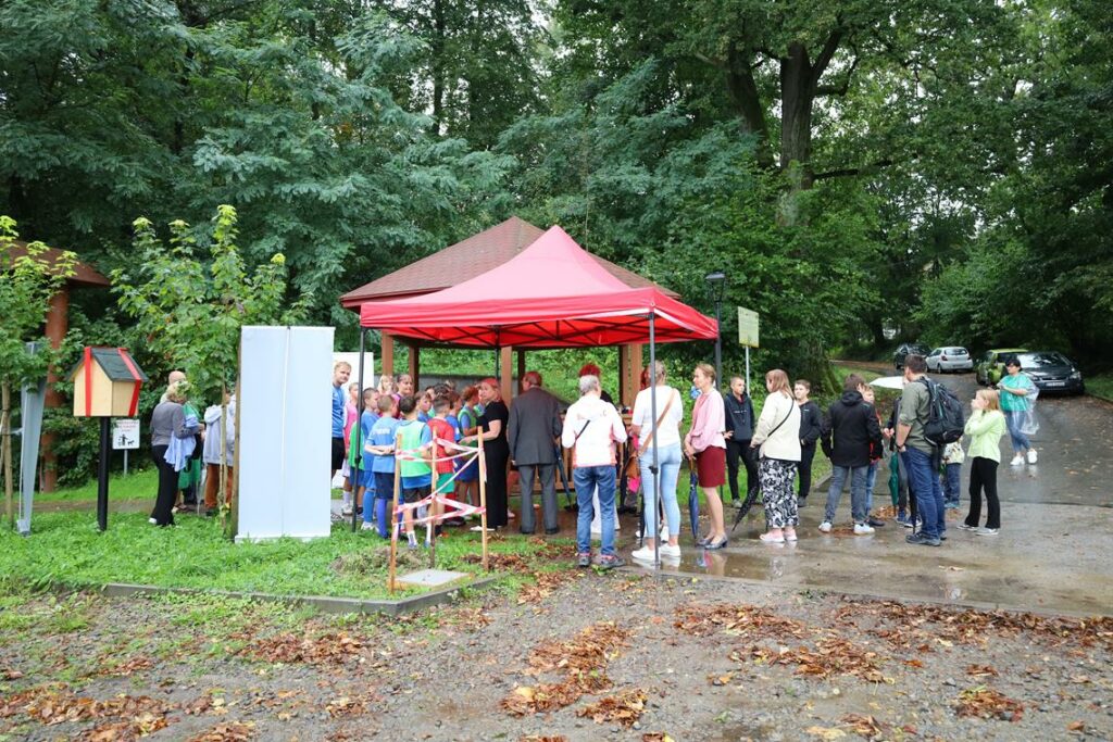 grupa osób w plenerze