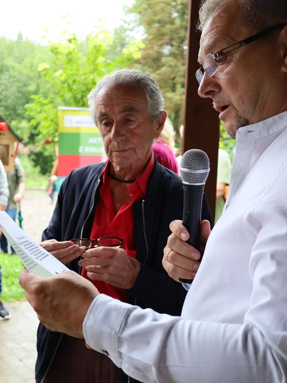 dwie osoby czytające