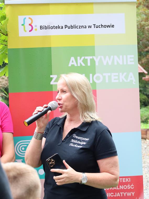 osoba przemawiająca do mikrofonu