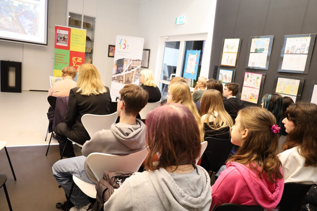 grupa osób podczas spotkania w bibliotece