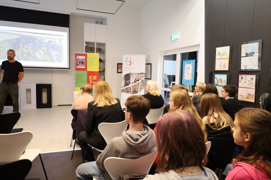 grupa osób podczas spotkania w bibliotece
