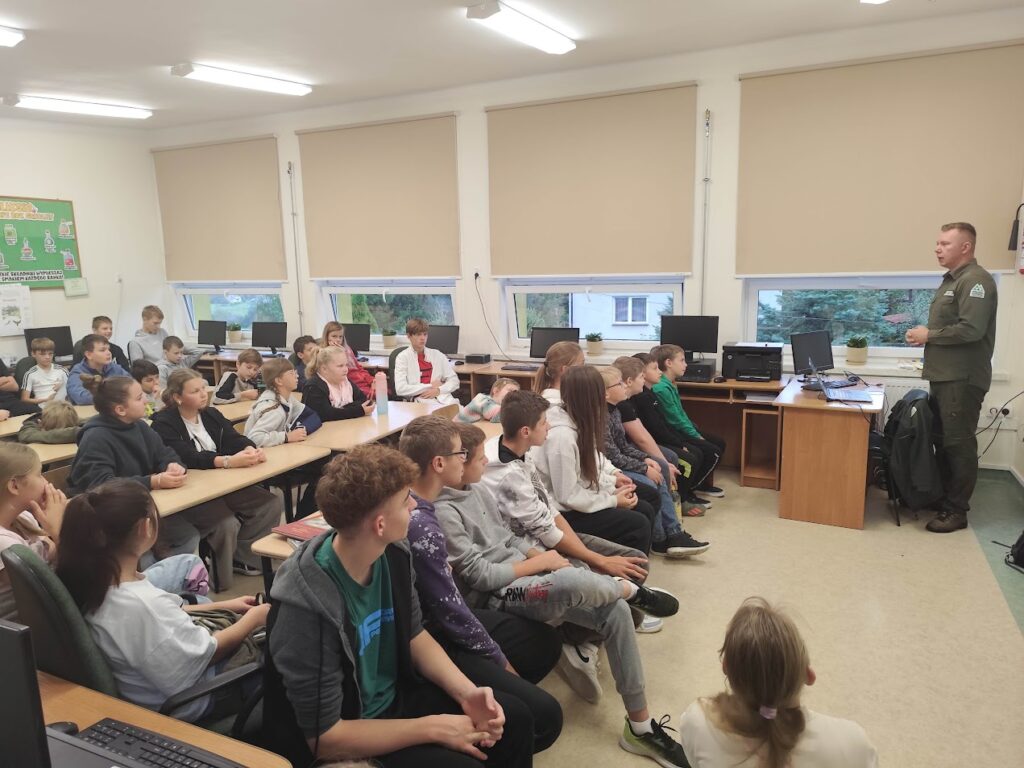 grupa osób podczas prelekcji
