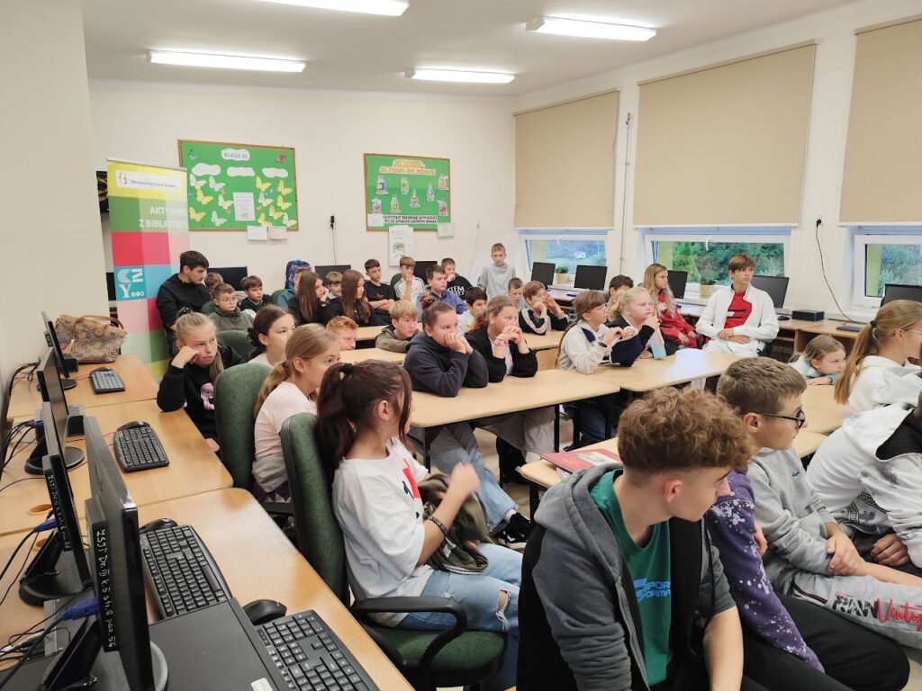 grupa osób podczas prelekcji