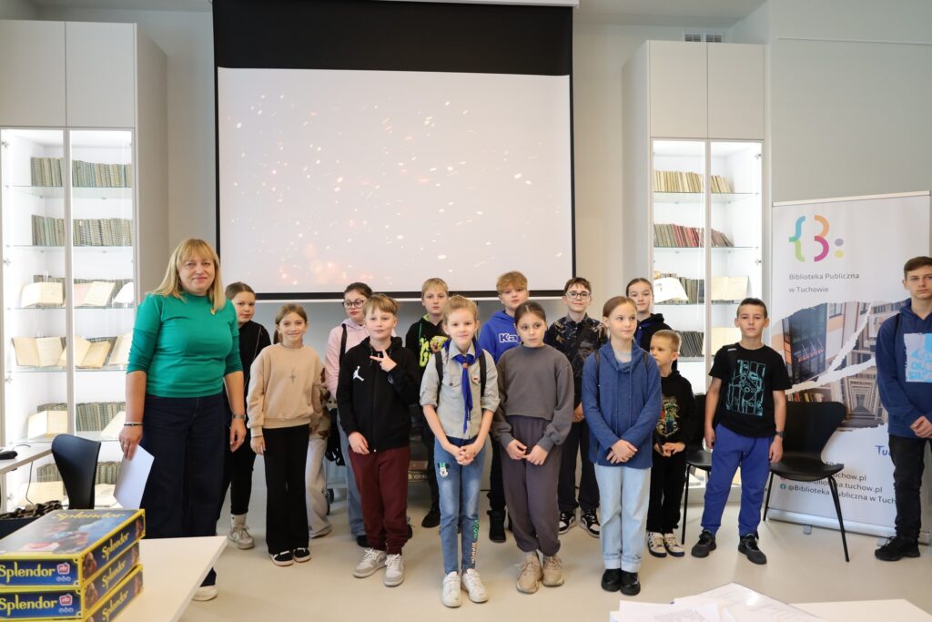 grupa osób w bibliotece