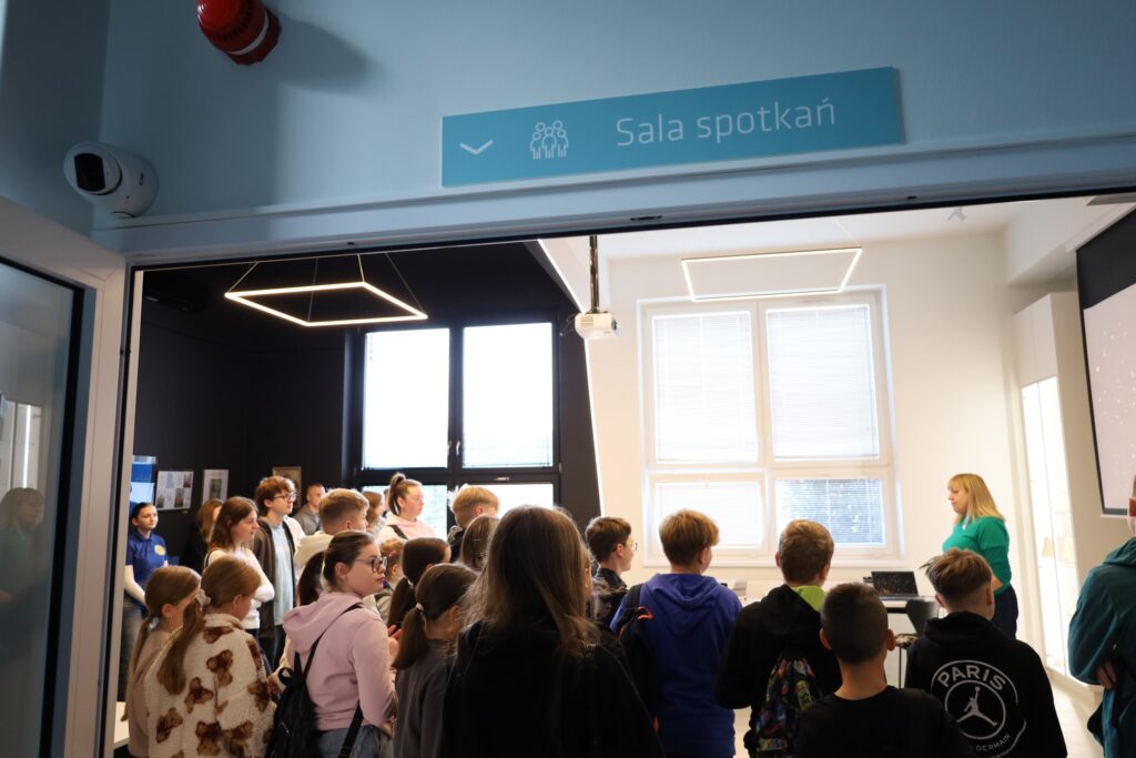 grupa osób w bibliotece