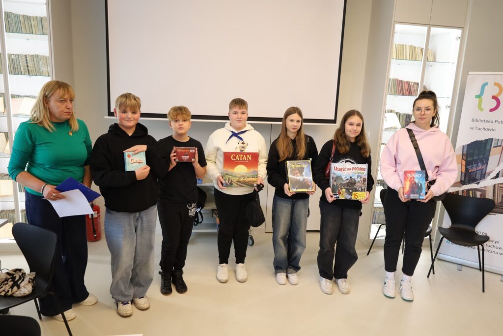 grupa osób w bibliotece