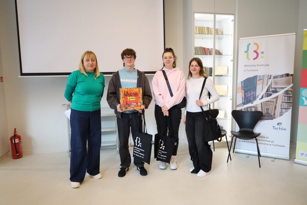 grupa osób w bibliotece