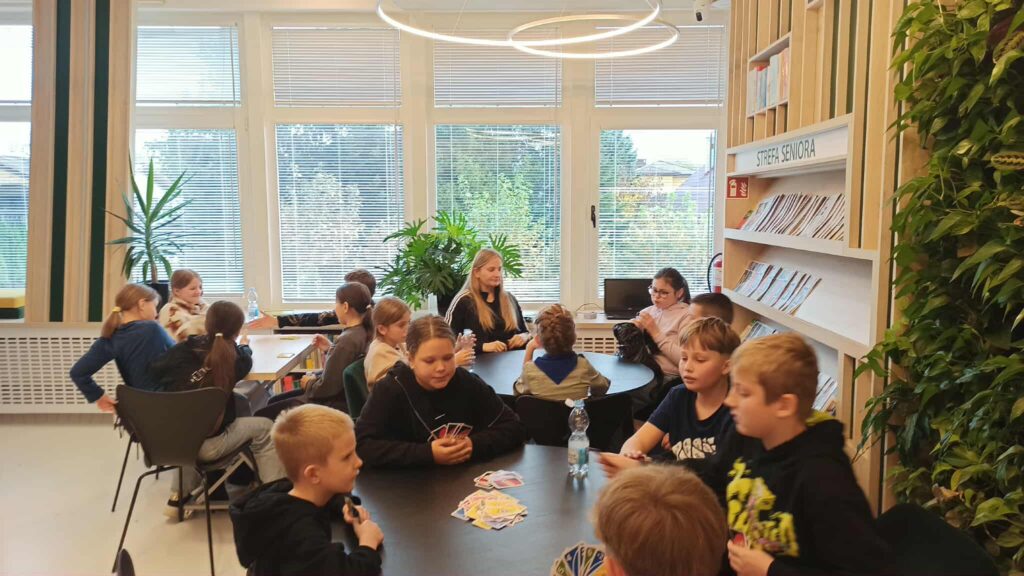 grupa osób w bibliotece