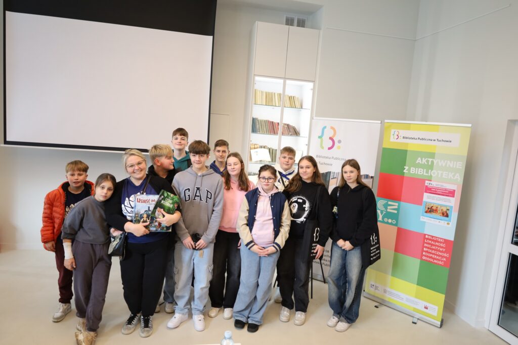 grupa osób w bibliotece