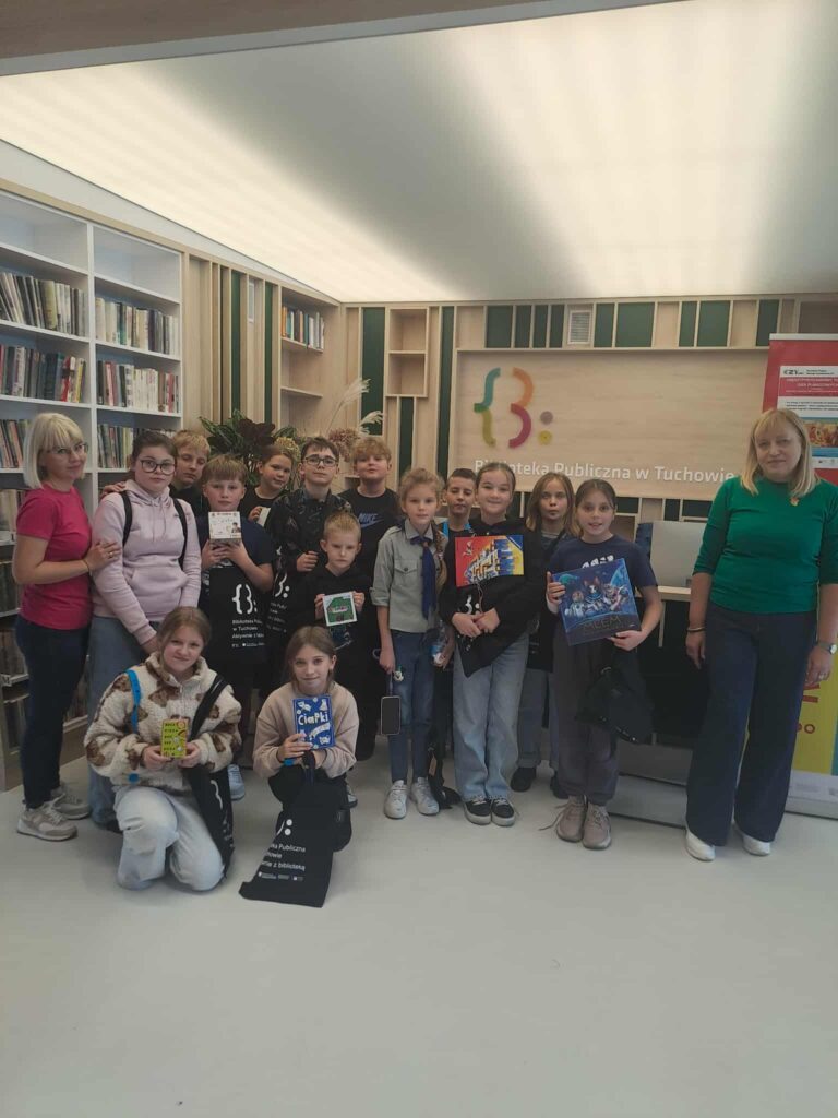 grupa osób w bibliotece