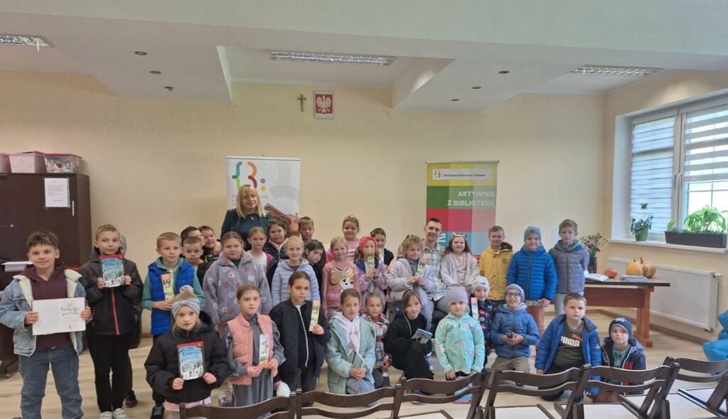 grupa dzieci w bibliotece