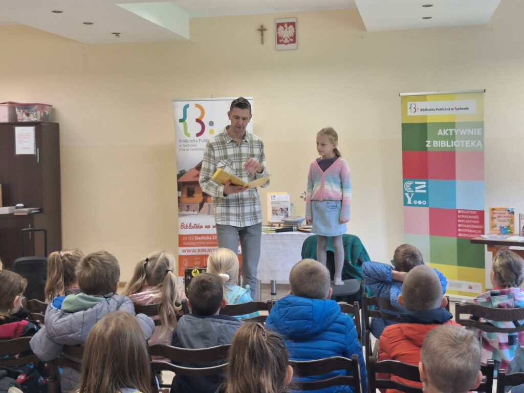 grupa dzieci w bibliotece