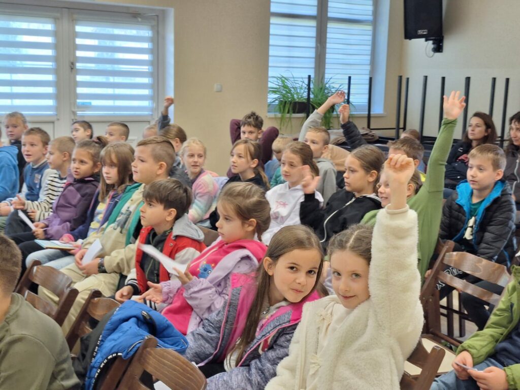 grupa dzieci w bibliotece