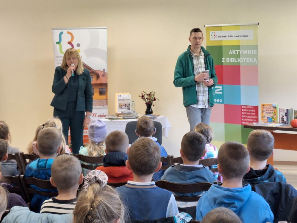 grupa dzieci w bibliotece
