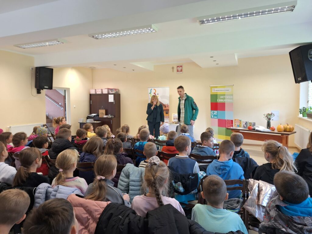grupa dzieci w bibliotece