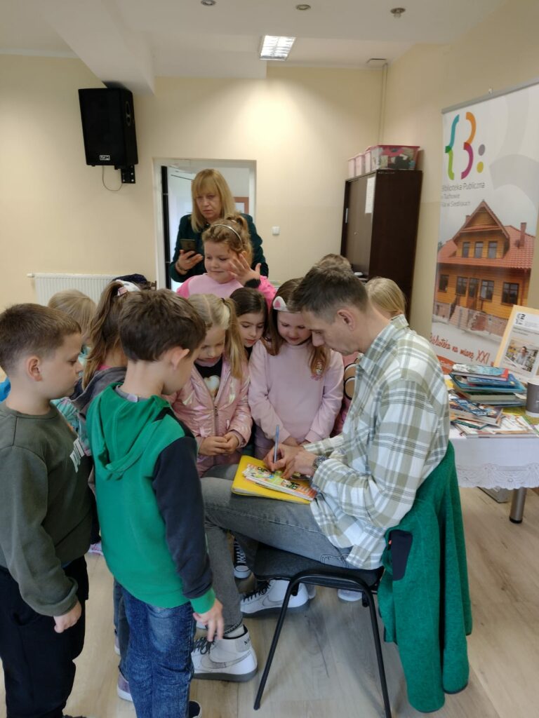 grupa dzieci w bibliotece