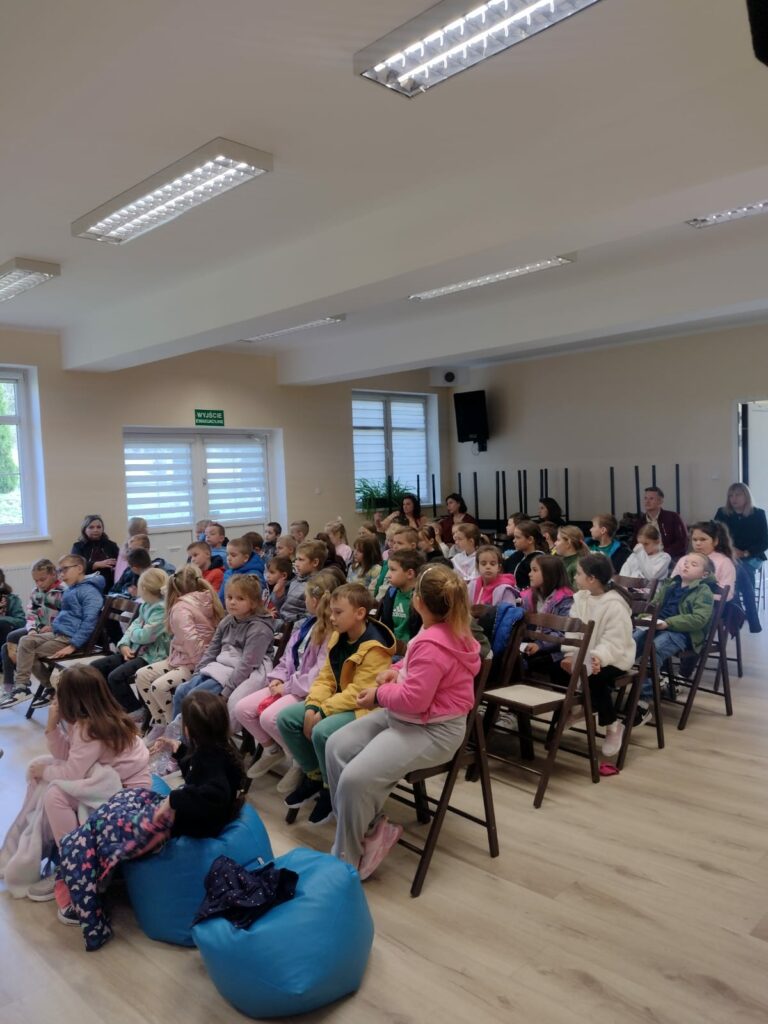 grupa dzieci w bibliotece