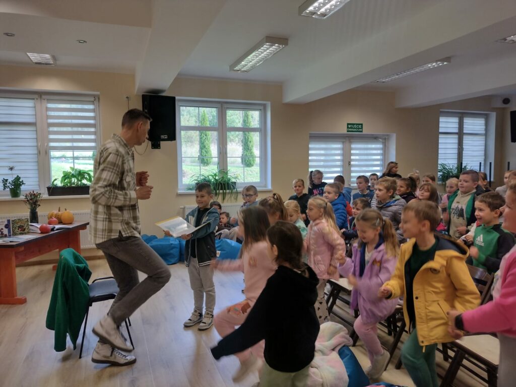 grupa dzieci w bibliotece