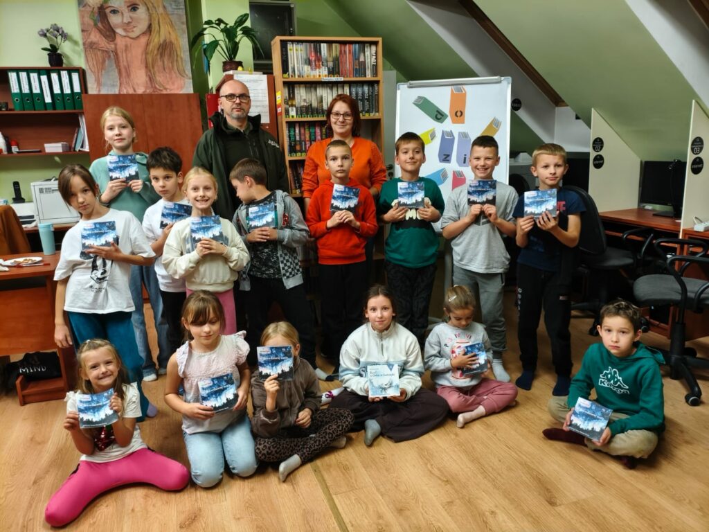 grupa dzieci w bibliotece