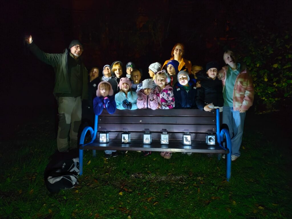 dzieci w nocy z lampionami