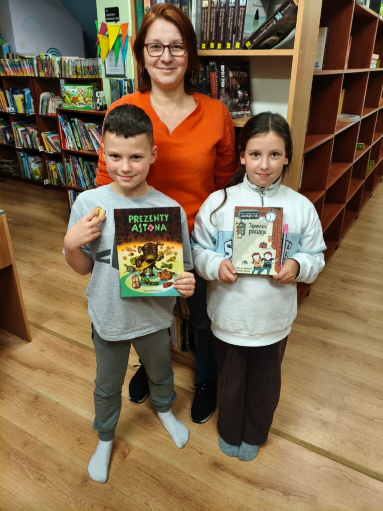 grupa dzieci w bibliotece