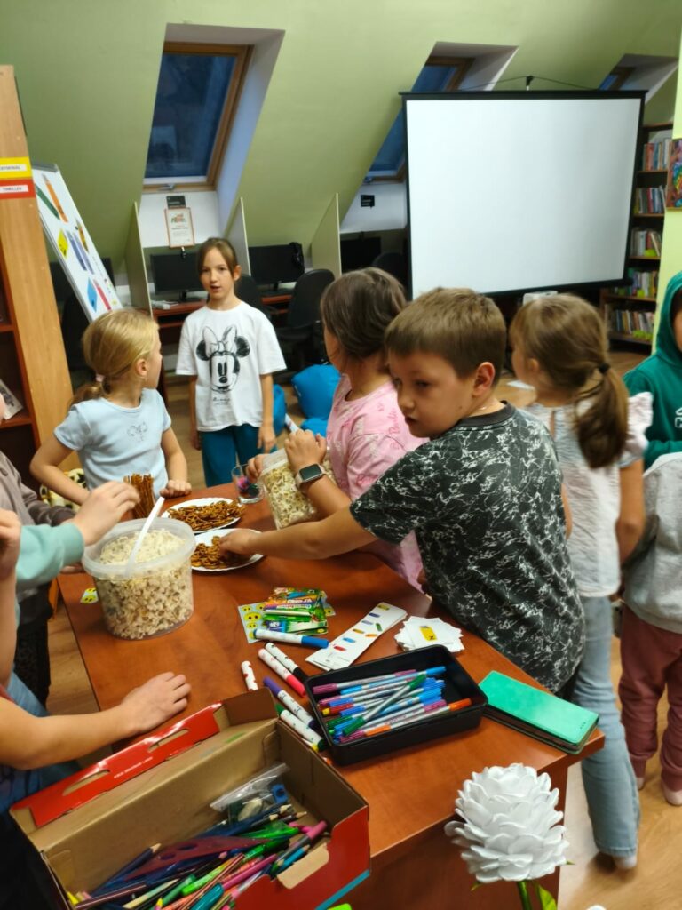 grupa dzieci w bibliotece