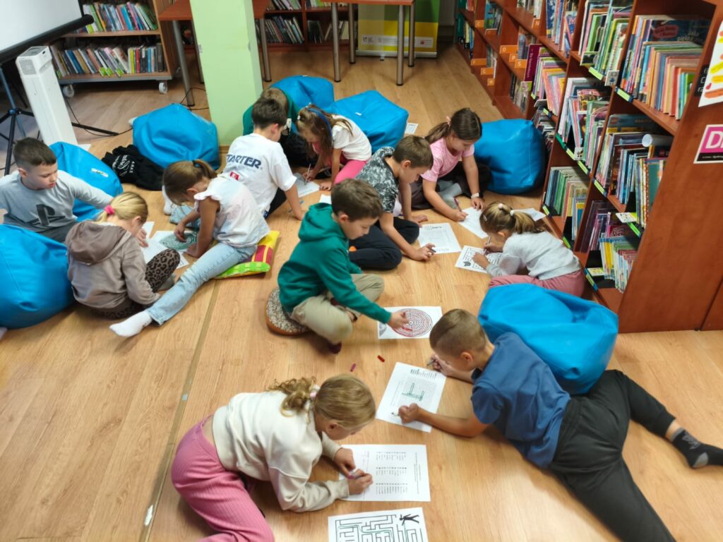 grupa dzieci w bibliotece
