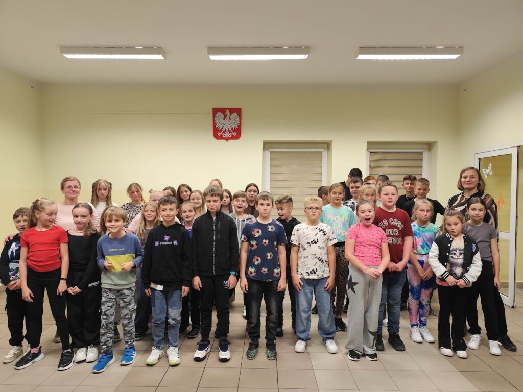 grupa dzieci w bibliotece