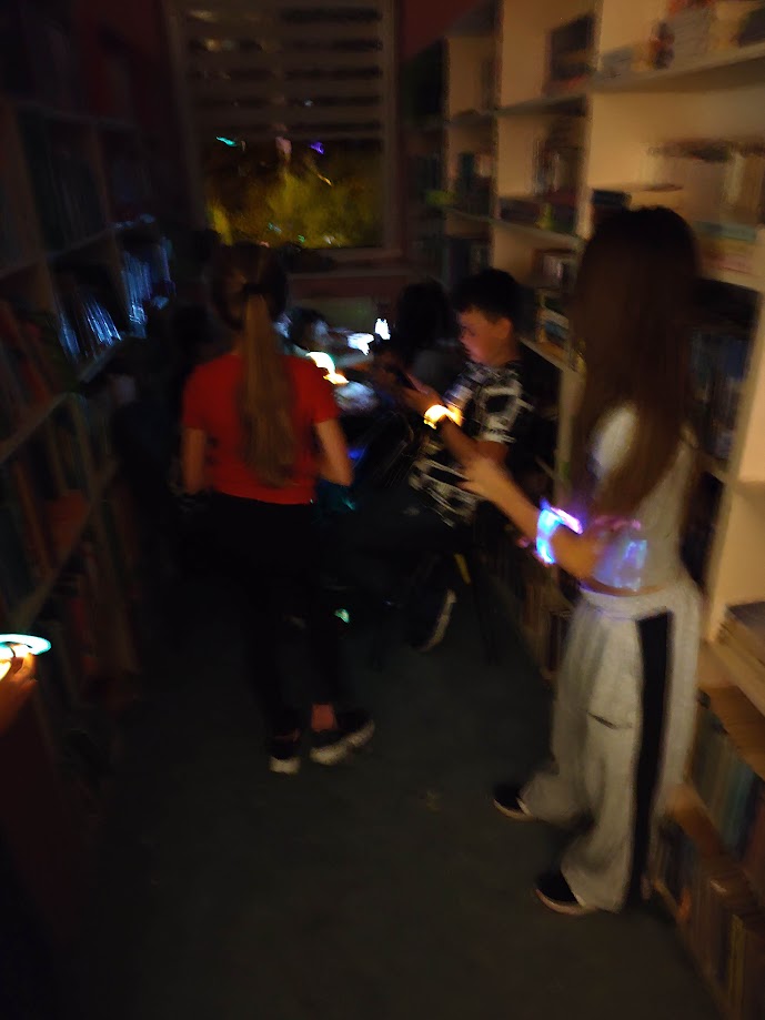 grupa dzieci w bibliotece