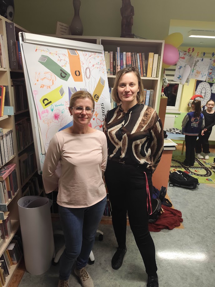 dwie kobiety w bibliotece
