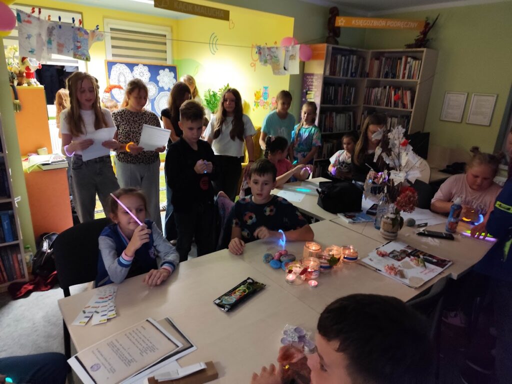 grupa dzieci w bibliotece