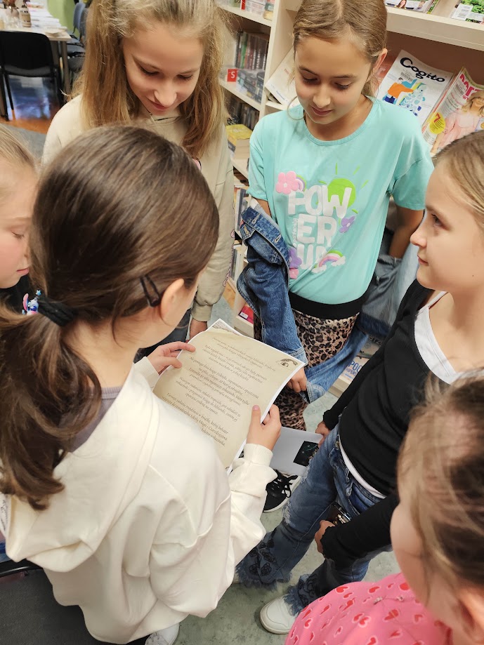 grupa dzieci w bibliotece