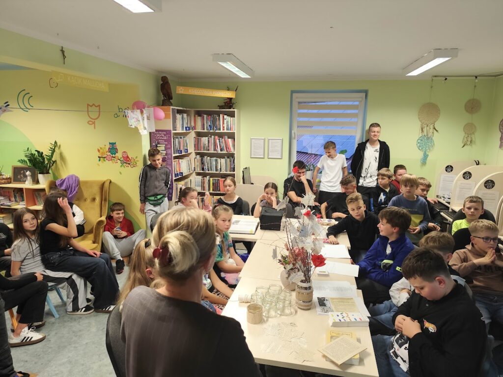 grupa dzieci w bibliotece