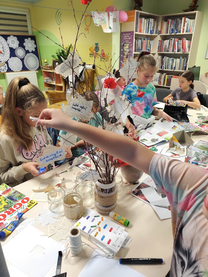 grupa dzieci w bibliotece