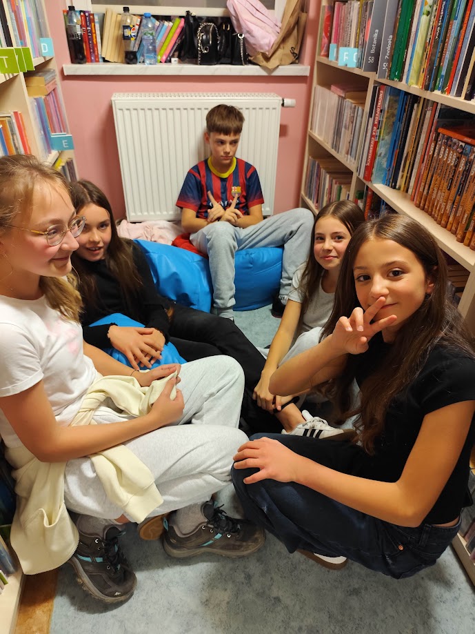 grupa dzieci w bibliotece