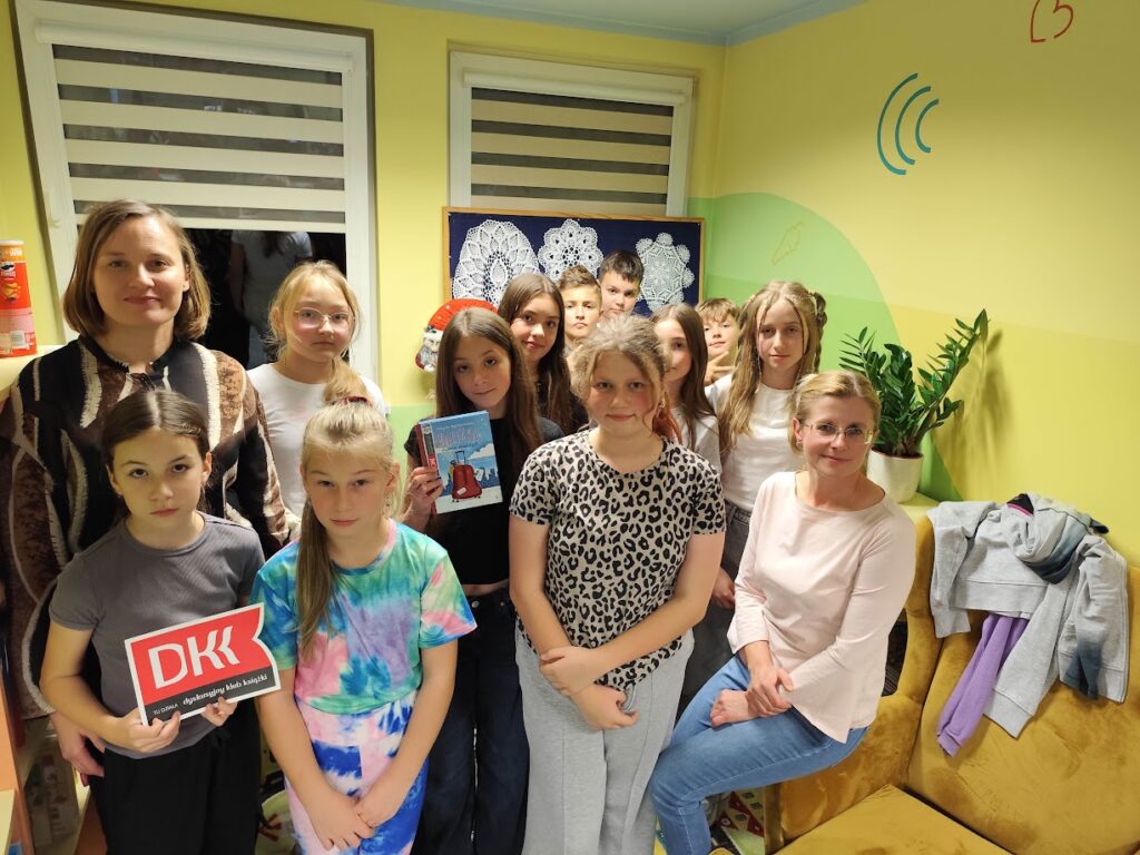 grupa dzieci w bibliotece