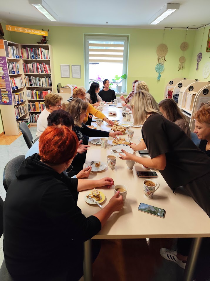 Kobiety podczas warsztatów w bibliotece