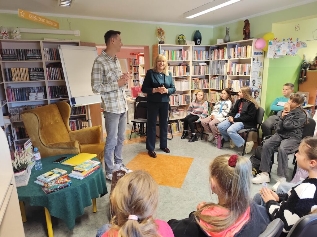grupa dzieci w bibliotece