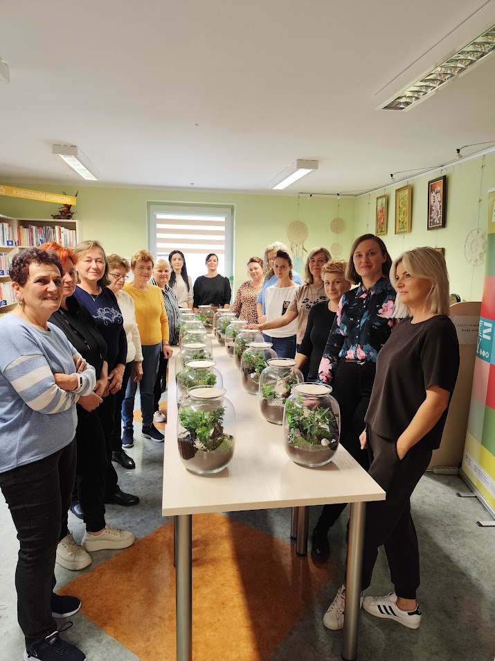 Kobiety podczas warsztatów w bibliotece