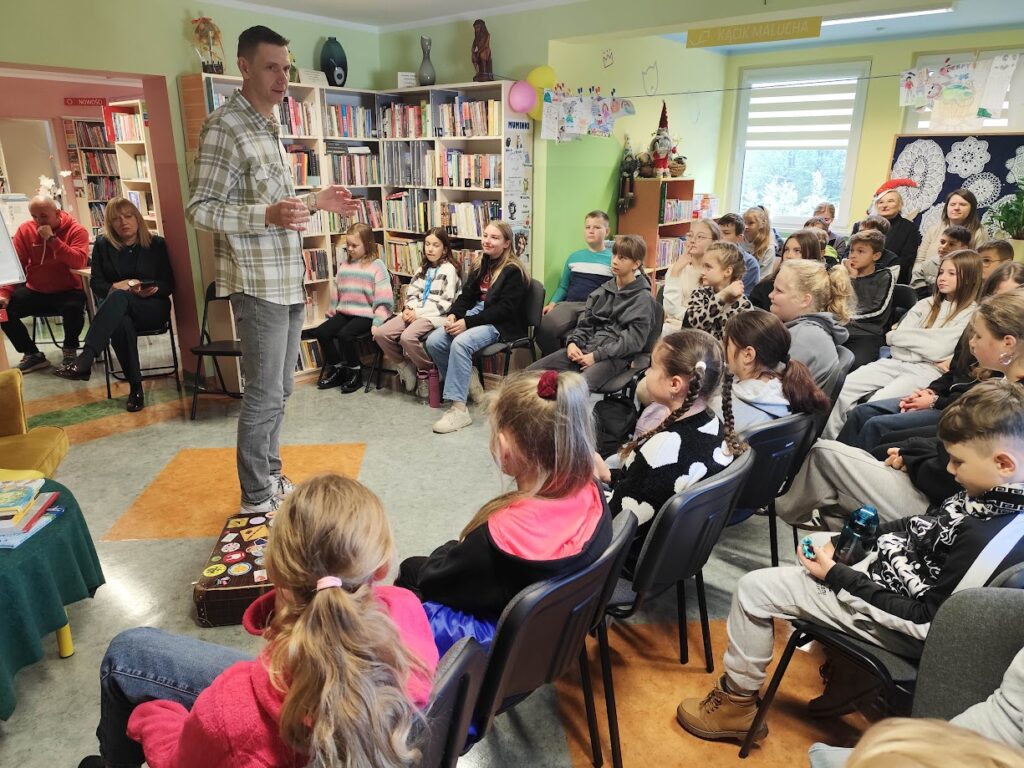 grupa dzieci w bibliotece