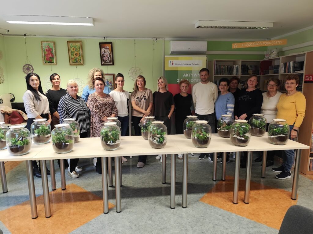 Kobiety podczas warsztatów w bibliotece