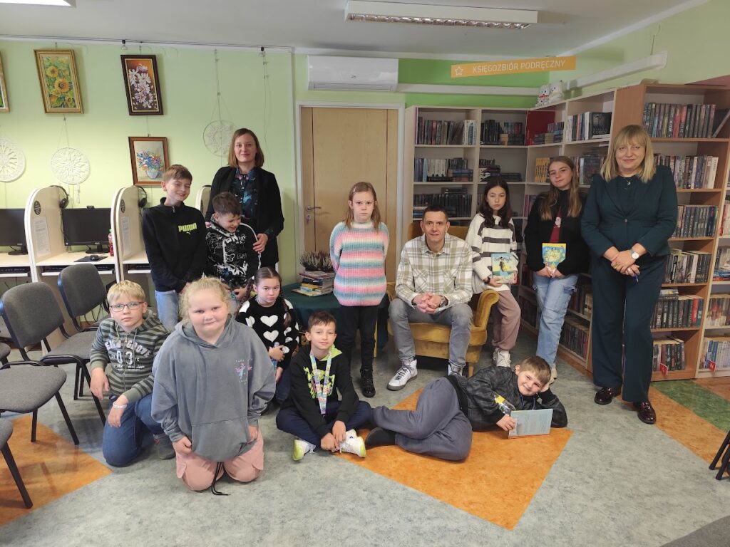 grupa dzieci w bibliotece