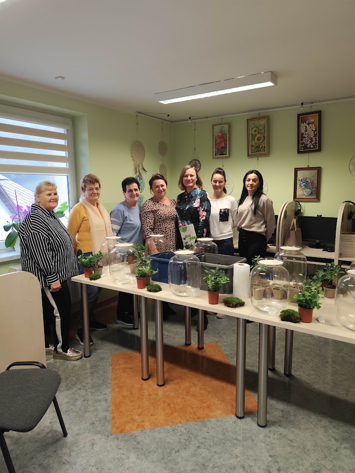 Kobiety podczas warsztatów w bibliotece