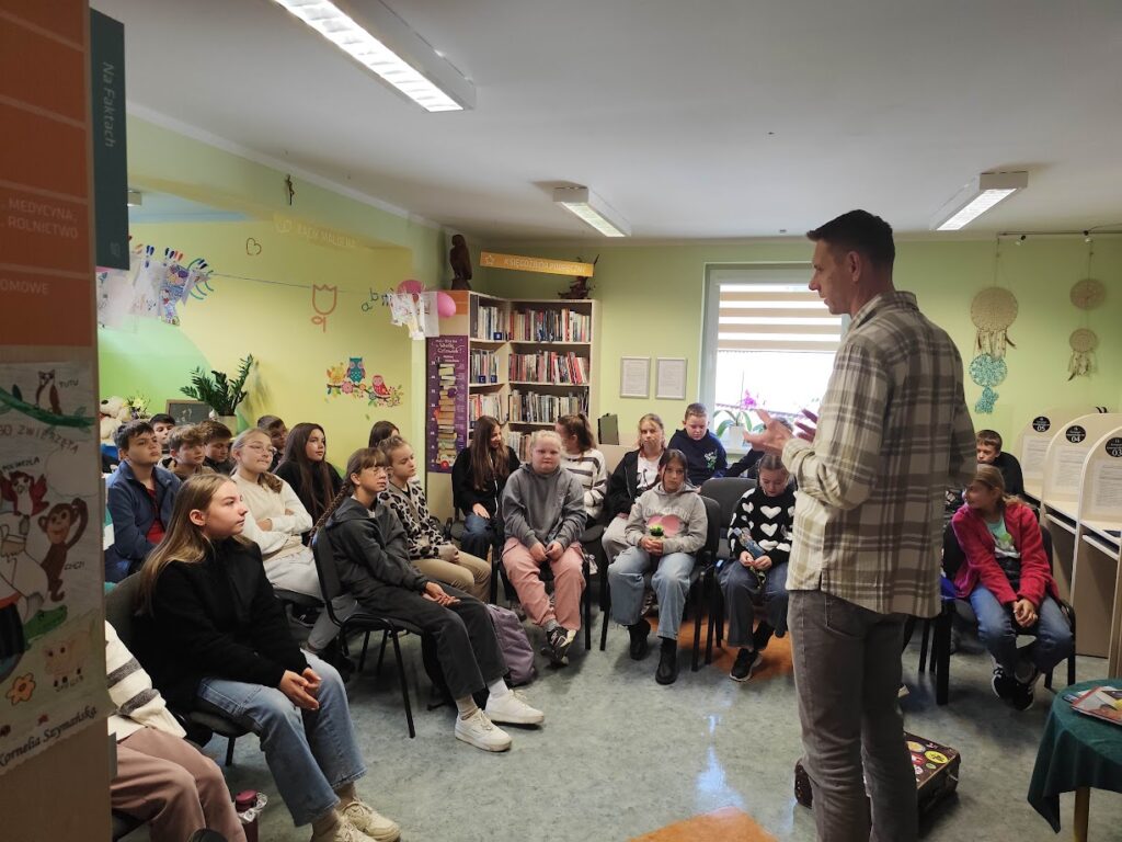 grupa dzieci w bibliotece
