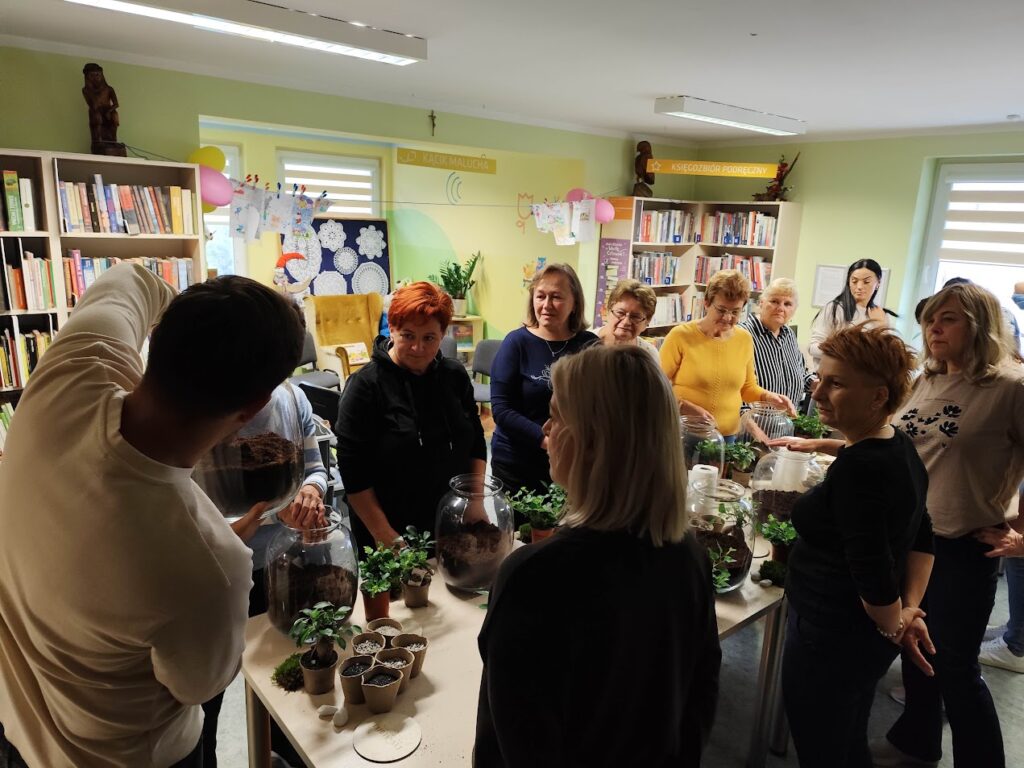 Kobiety podczas warsztatów w bibliotece