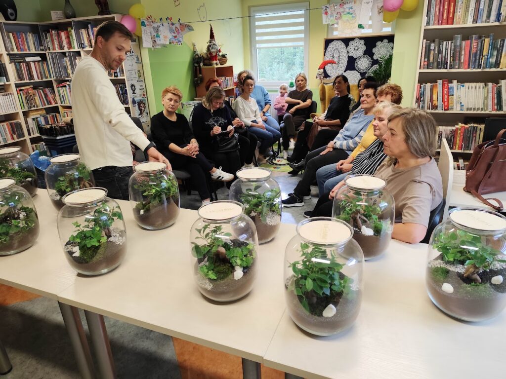 Kobiety podczas warsztatów w bibliotece