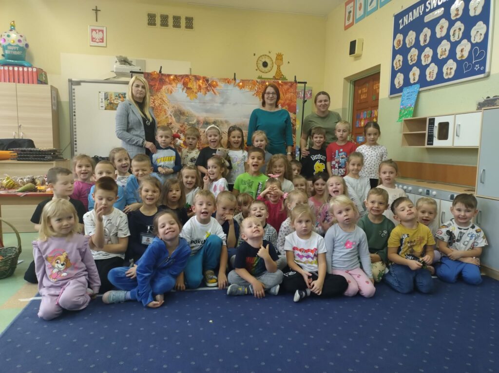 grupa dzieci w przedszkolu