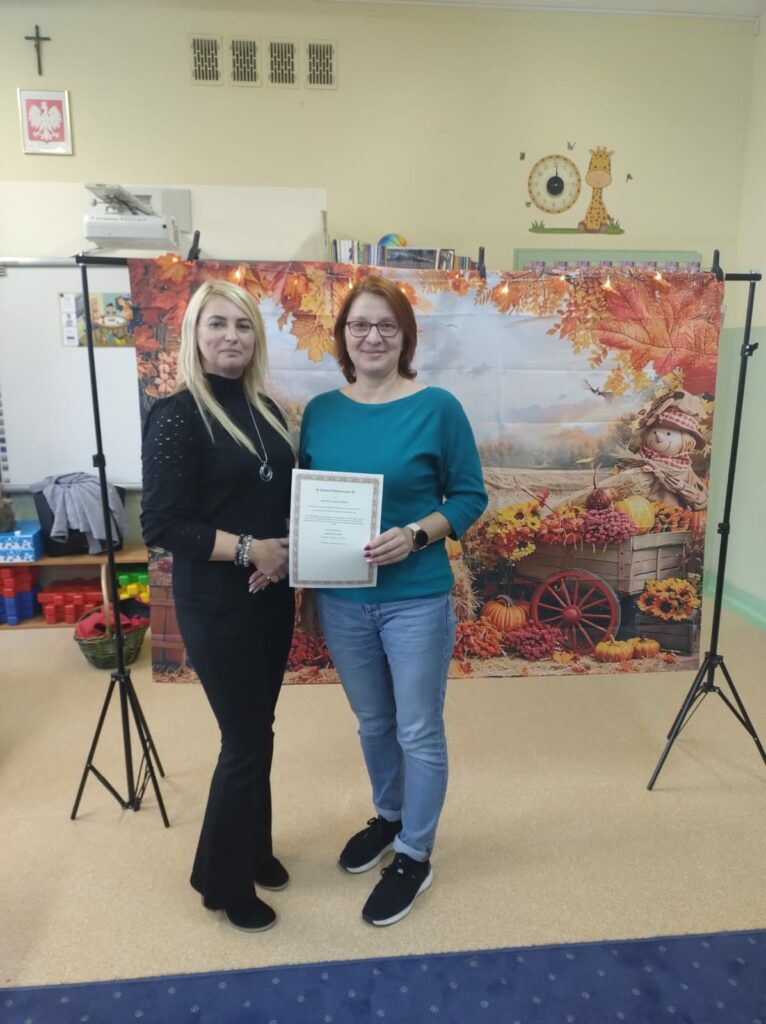 dwie osoby z dyplomem