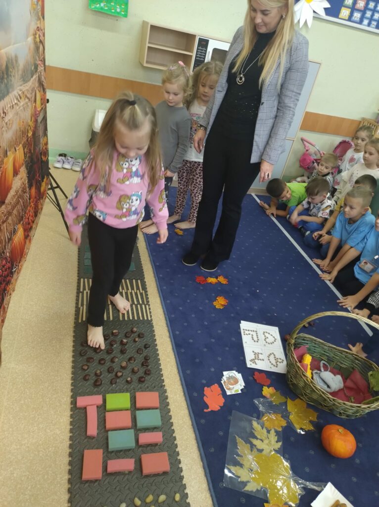 grupa dzieci w przedszkolu